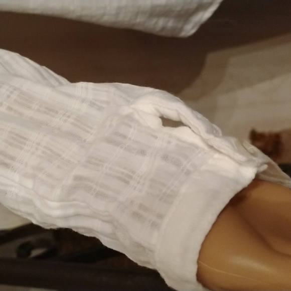 🌸Beautiful new condition Le Chateau white ruffled blouse M🌺 - Picture 4 of 5